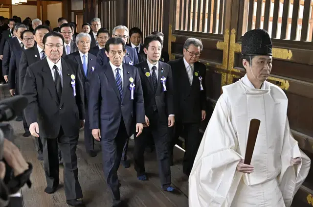 군국주의 상징 '야스쿠니'에 또 참배하러 간 일본 의원들…도대체 왜?