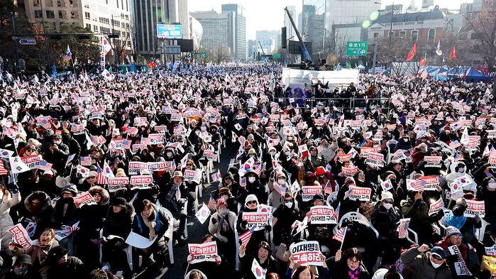 태극기 든 보수단체…가결 소식 전해지자 비명·탄식