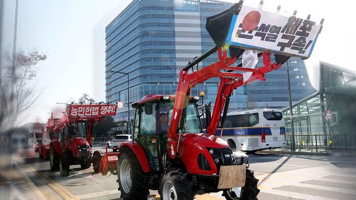 트랙터 끌고 서울로…"윤 체포·양곡법 거부권 규탄"