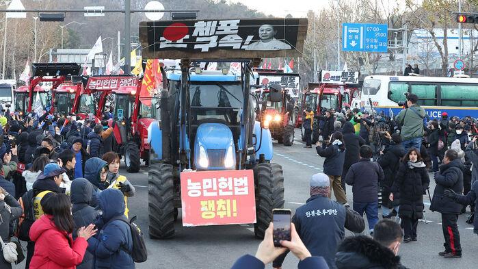 남태령 경찰차벽 28시간 만에 철수…"트랙터, 관저로 행진"