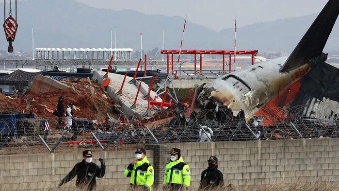 무안공항 높고 단단한 콘크리트 둔덕, 참사 키웠나