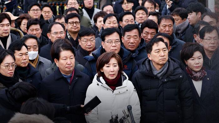 대거 관저로 몰려간 친윤…당내 비윤 "의원 자격 있나"