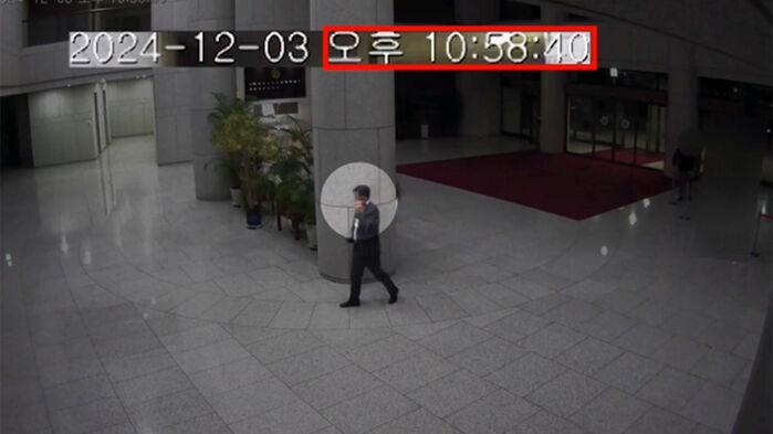 "메모 진술 다르다" CCTV 공개…이틀 전 말 바꾼 홍장원