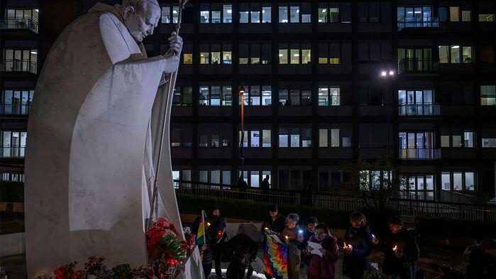 교황 병세 계속 위중…폐렴→패혈증 번질 위험에 긴장 지속